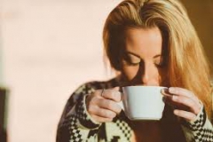 Tại sao bạn cảm thấy tỉnh táo, hưng phấn khi uống cà phê?